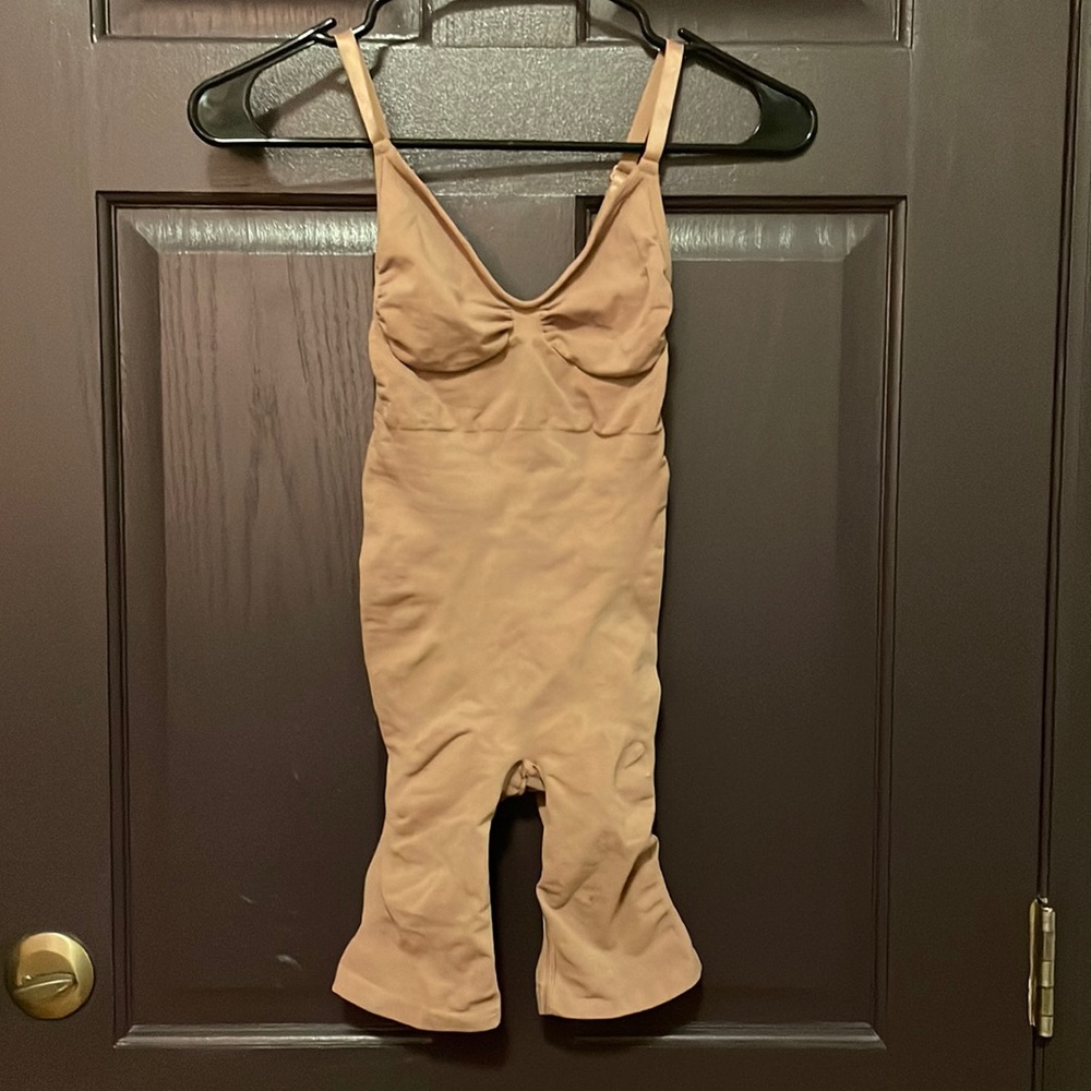 Skims size large shape wear